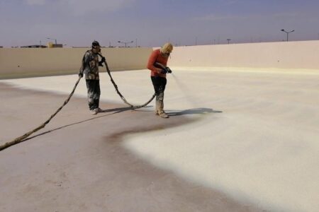 أيهما أفضل عزل الرولات أو الفوم بالسعودية؟ مقارنة شاملة