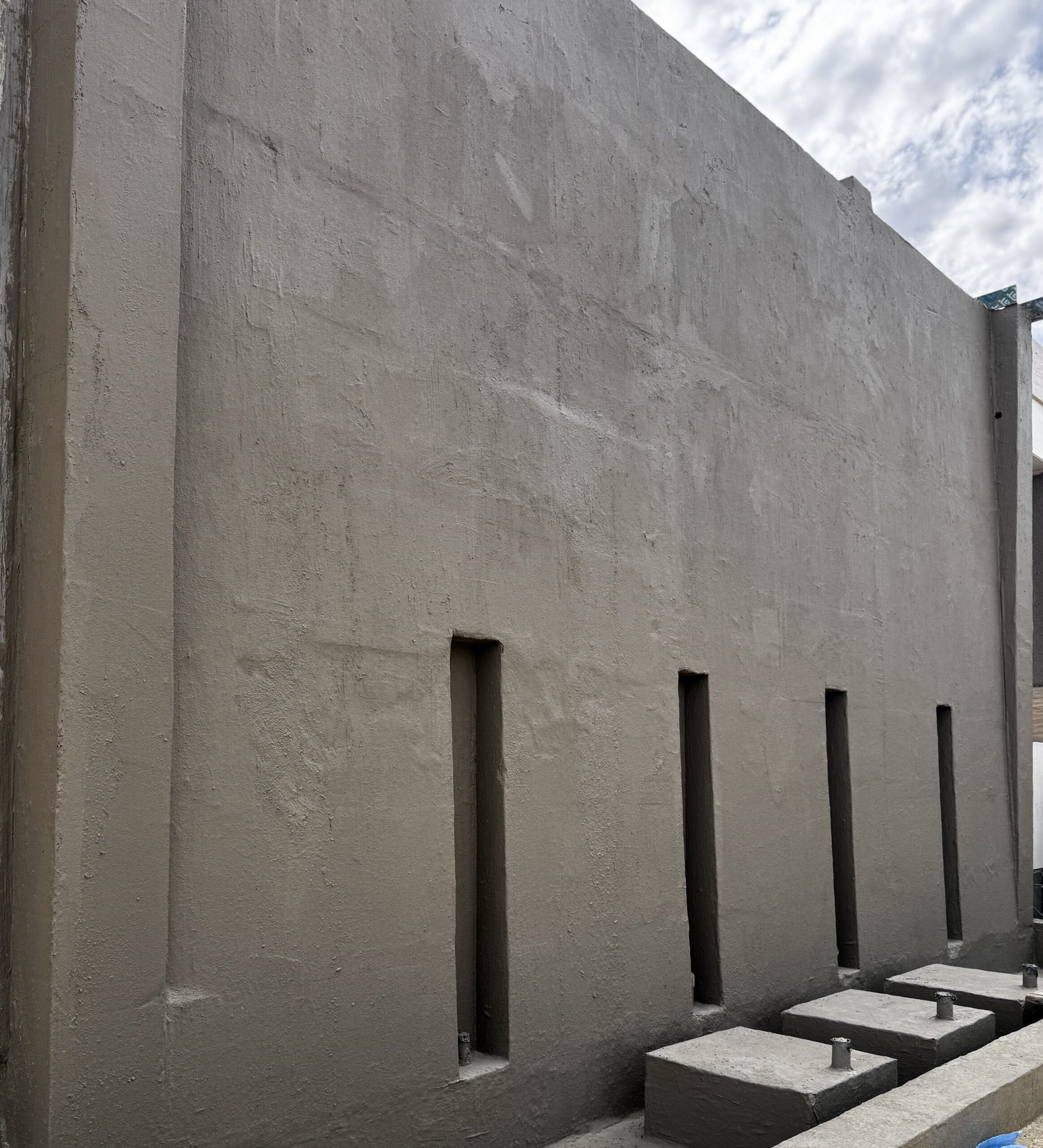 كيف يمكن للعزل الأسمنتي حماية الأسطح